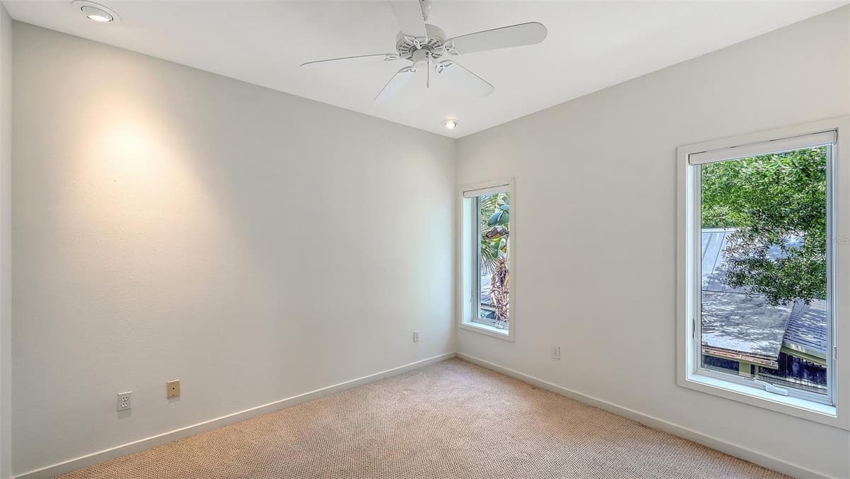 1685 LAUREL STREET — photo 23 of 46