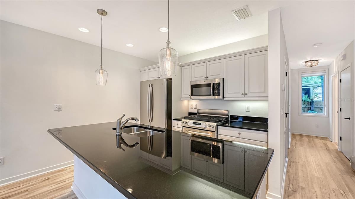 1685 LAUREL STREET — photo 12 of 46