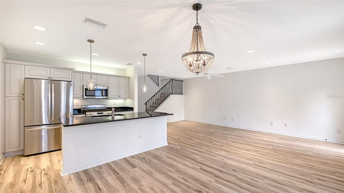 1685 LAUREL STREET — photo 11 of 46
