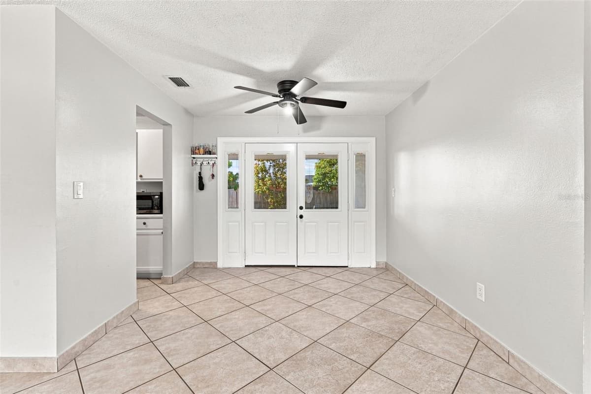 18186 IRIS ROAD — photo 10 of 33