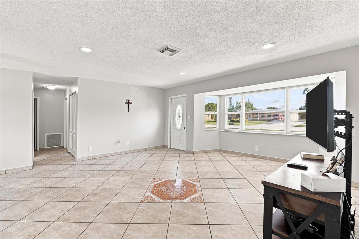 18186 IRIS ROAD — photo 7 of 33