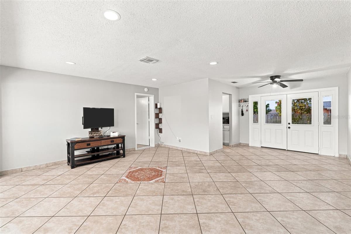 18186 IRIS ROAD — photo 5 of 33