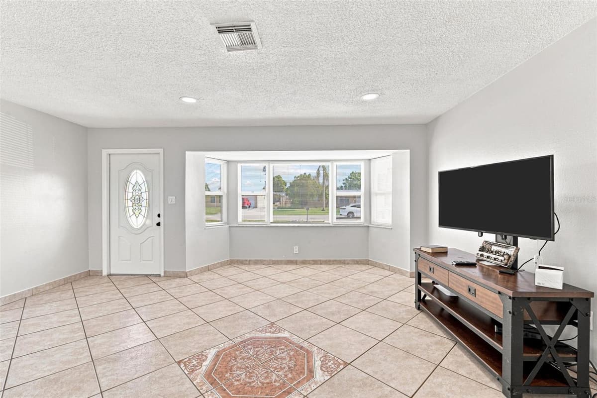 18186 IRIS ROAD — photo 6 of 33