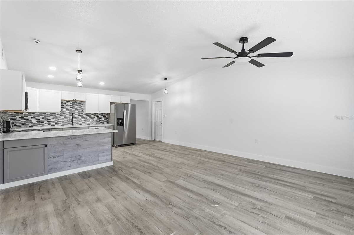 34071 MADISON AVENUE — photo 14 of 42