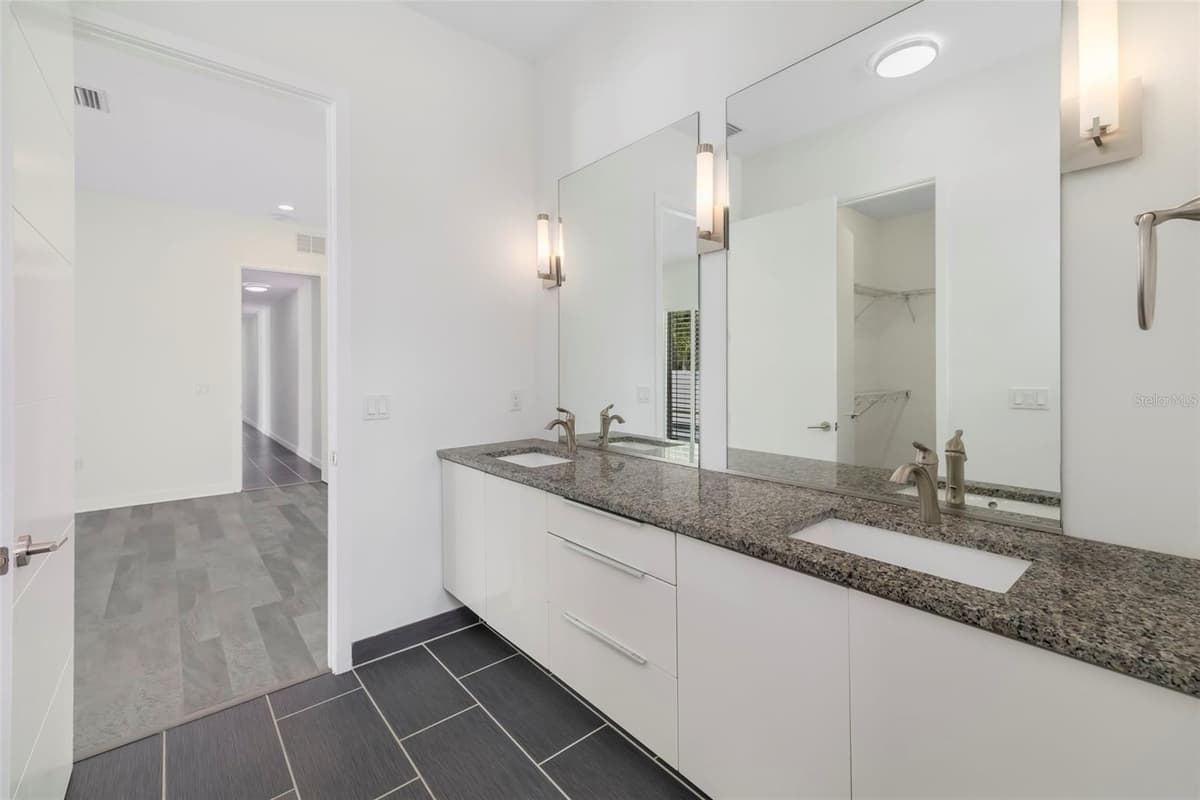 4524 RIVERWOOD AVENUE — photo 35 of 67