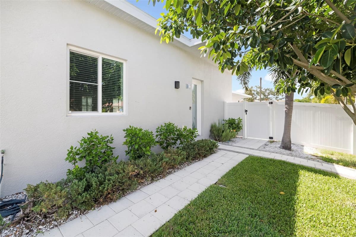 4524 RIVERWOOD AVENUE — photo 4 of 67