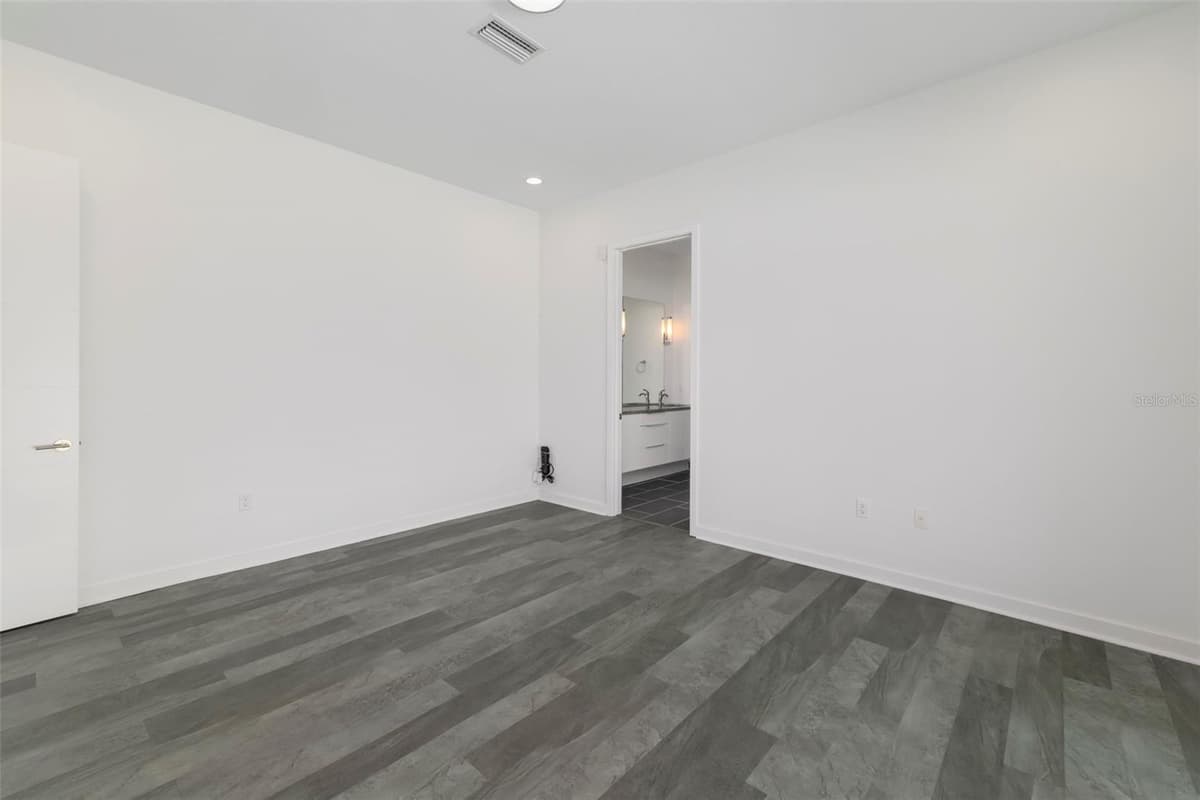 4524 RIVERWOOD AVENUE — photo 30 of 67