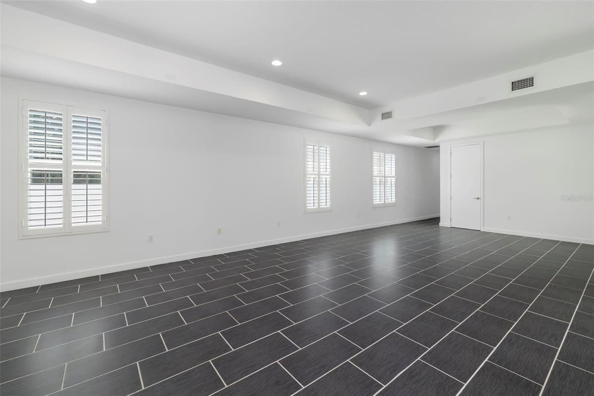 4524 RIVERWOOD AVENUE — photo 18 of 67