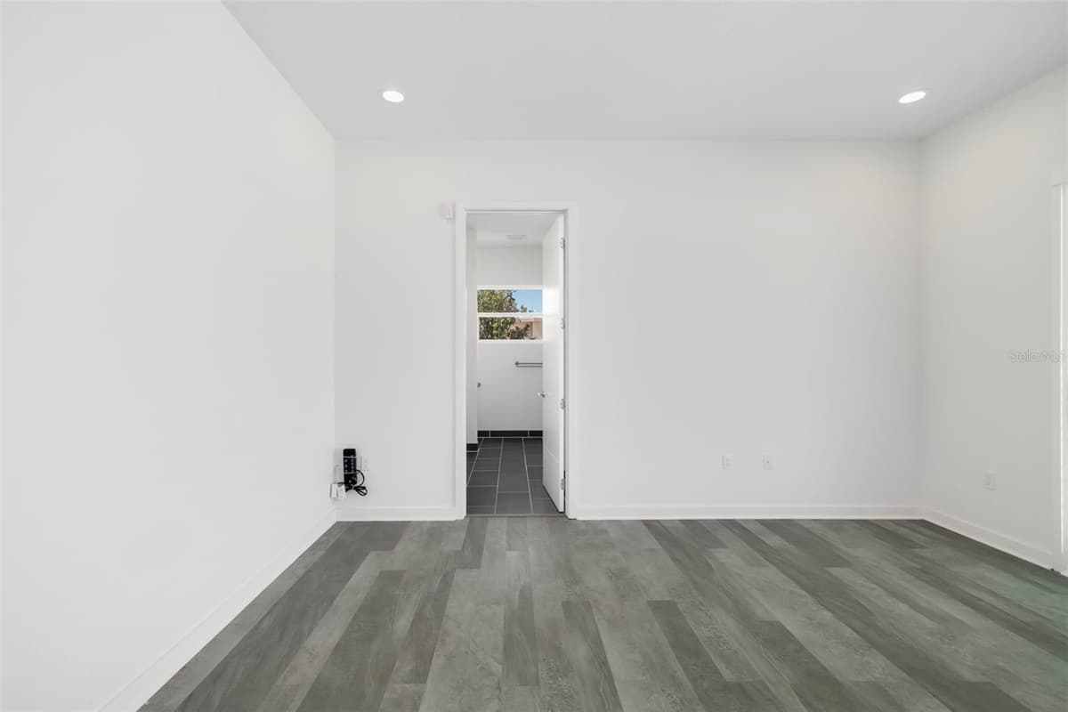 4524 RIVERWOOD AVENUE — photo 31 of 67