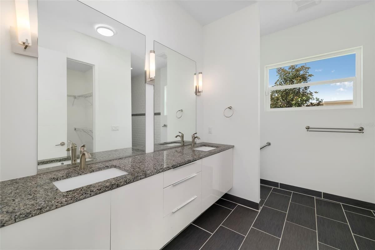4524 RIVERWOOD AVENUE — photo 34 of 67