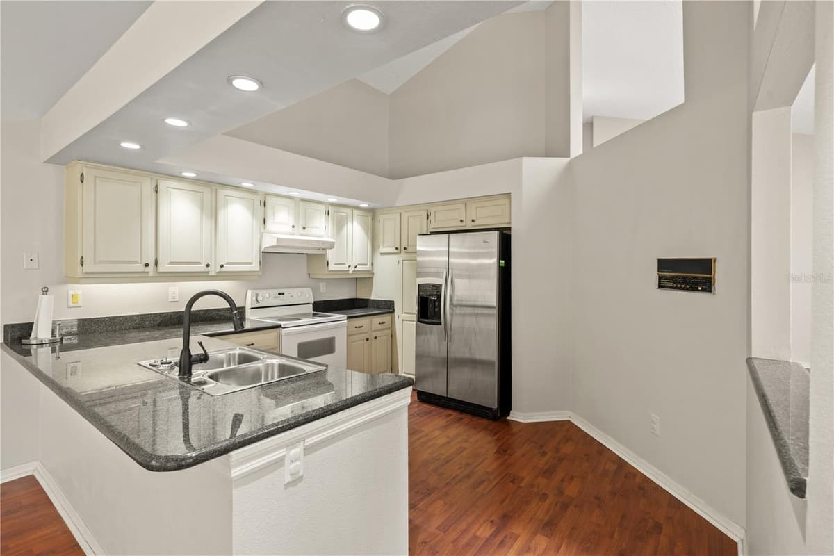 6005 FAIRWAY PALMS COURT — photo 14 of 58