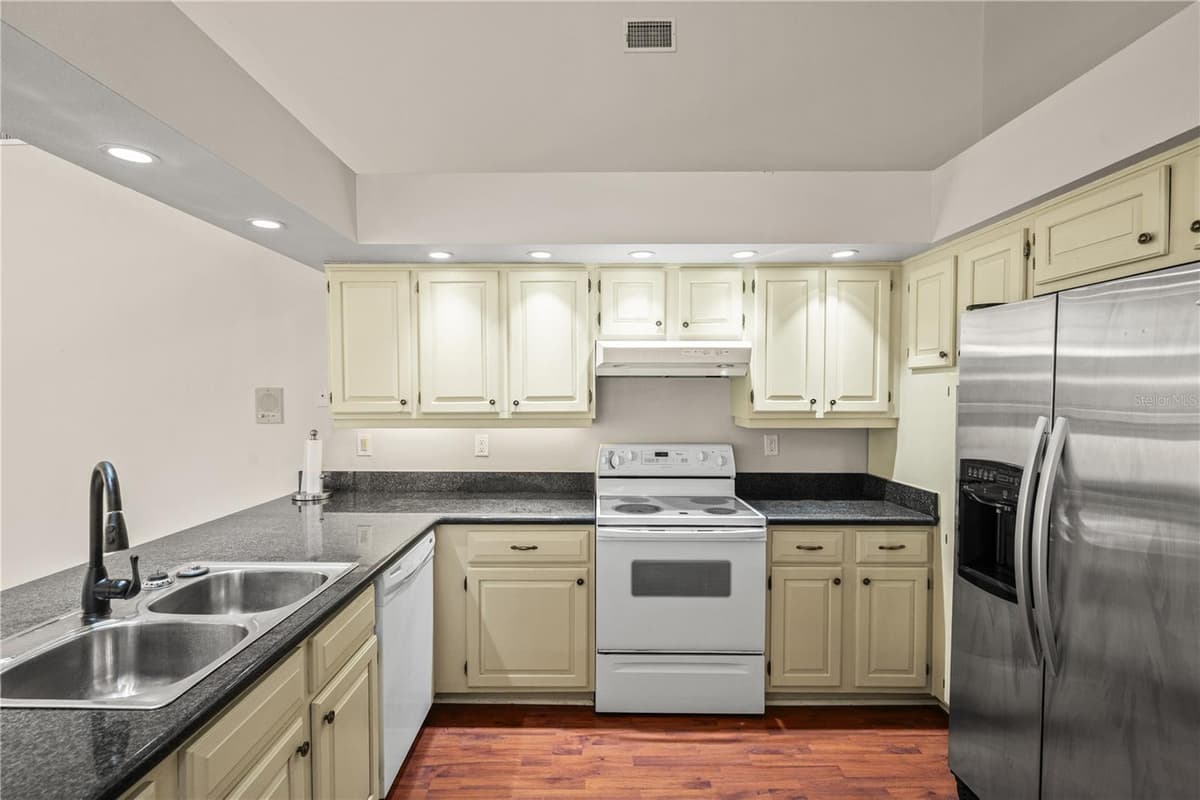 6005 FAIRWAY PALMS COURT — photo 16 of 58