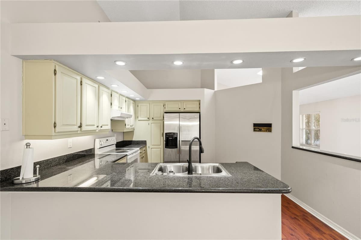 6005 FAIRWAY PALMS COURT — photo 15 of 58