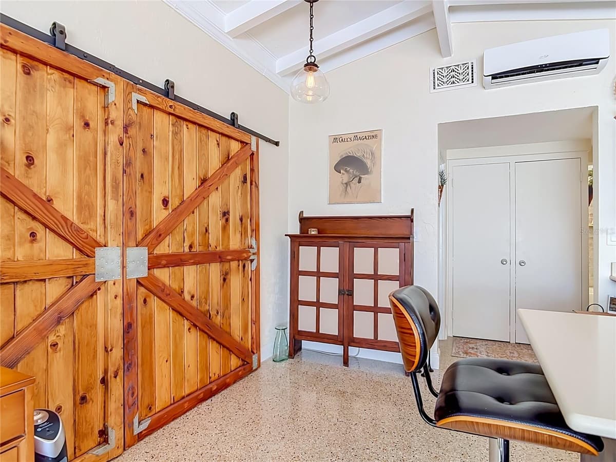 906 FERNALD STREET — photo 14 of 38