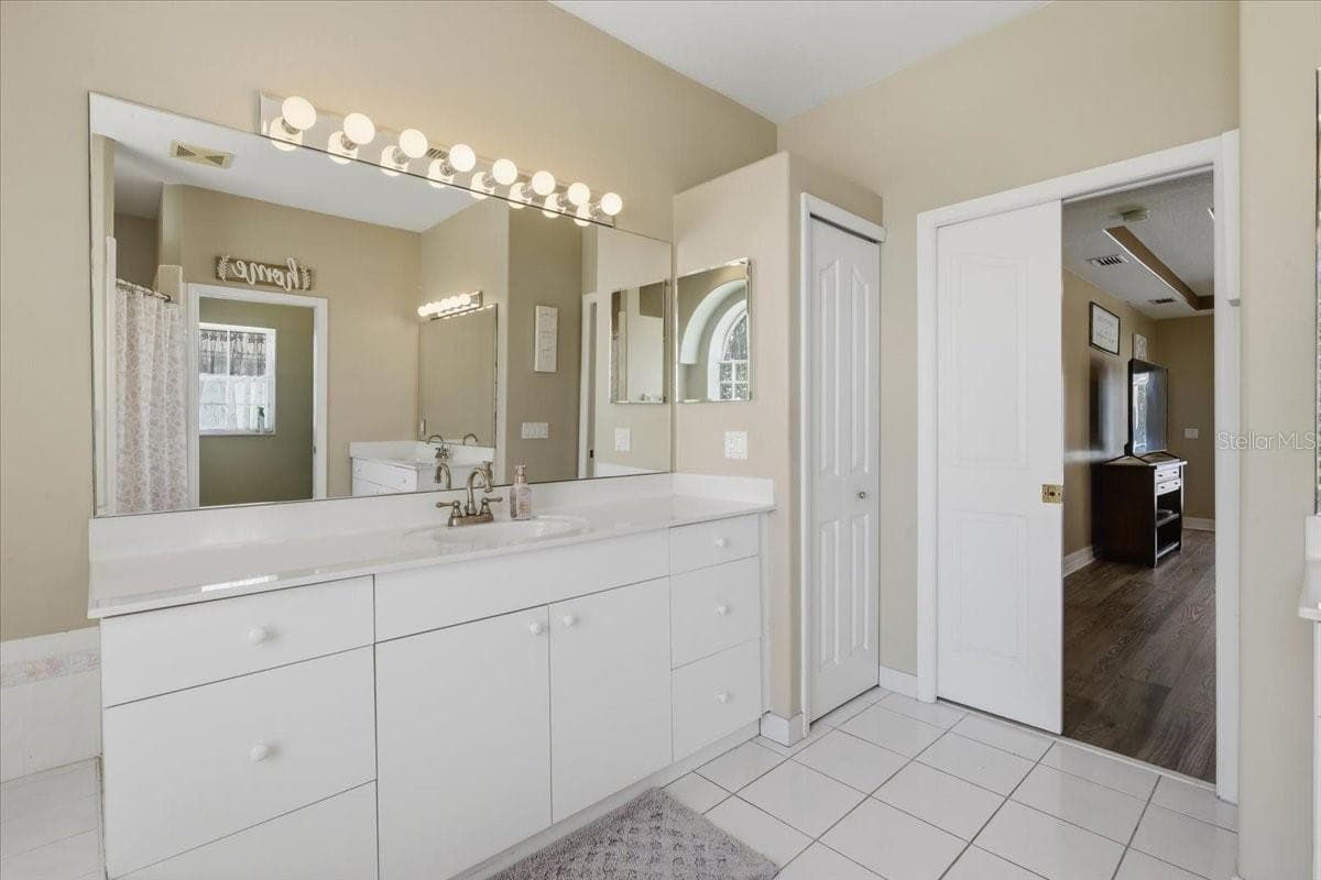 56 WESTBURY LANE — photo 33 of 64