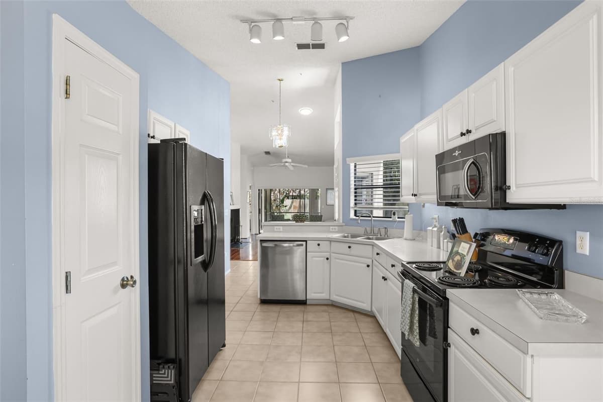 223 HERON STREET — photo 11 of 40