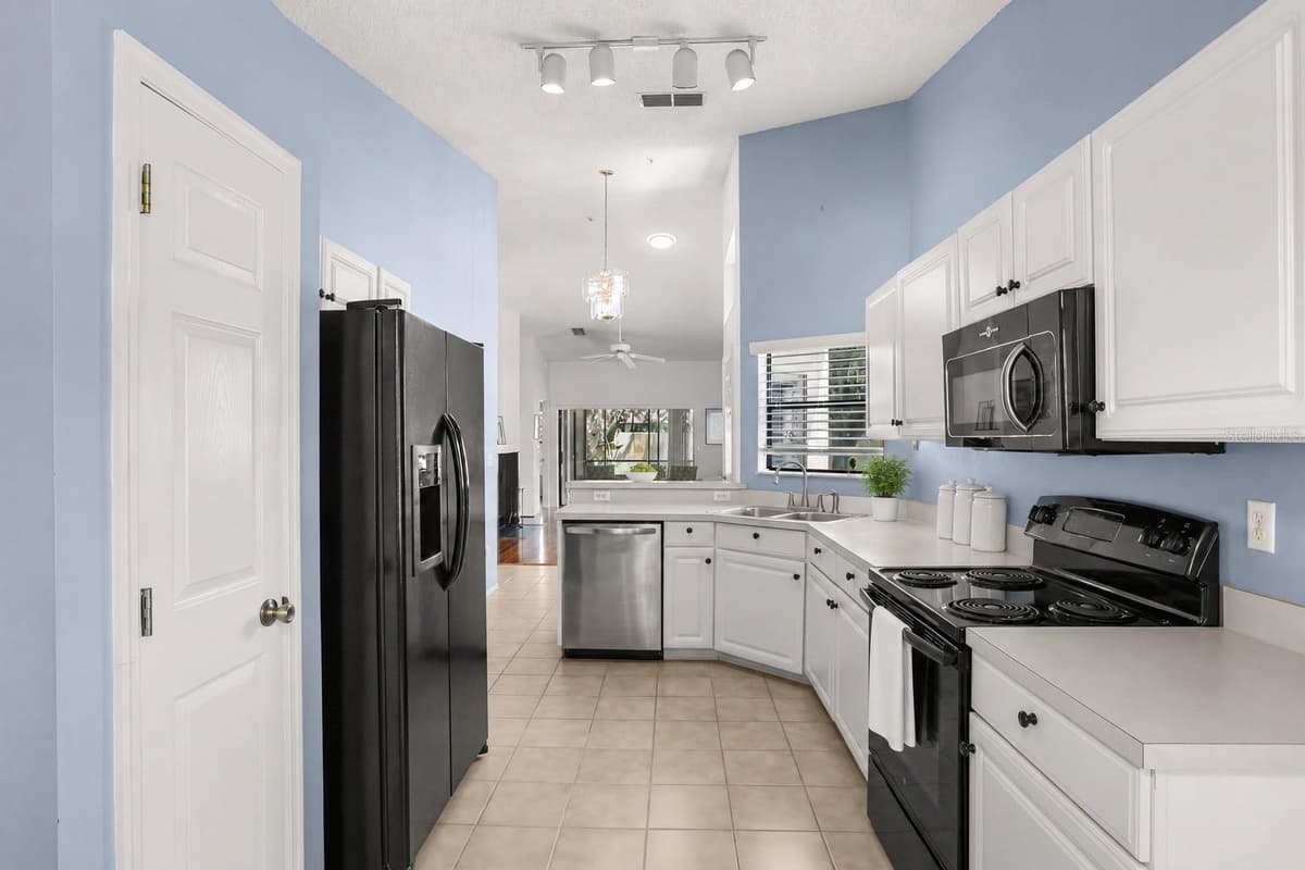 223 HERON STREET — photo 10 of 40