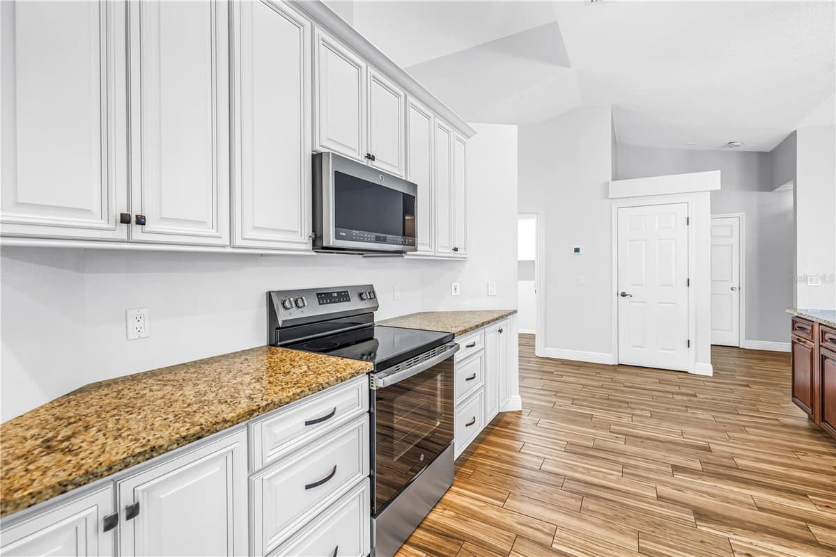 18812 BASCOMB LANE — photo 6 of 39