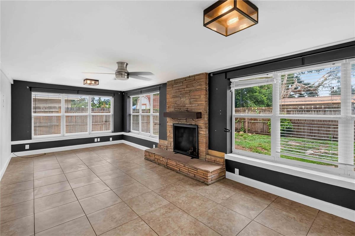 2125 HERCULES AVENUE — photo 10 of 24