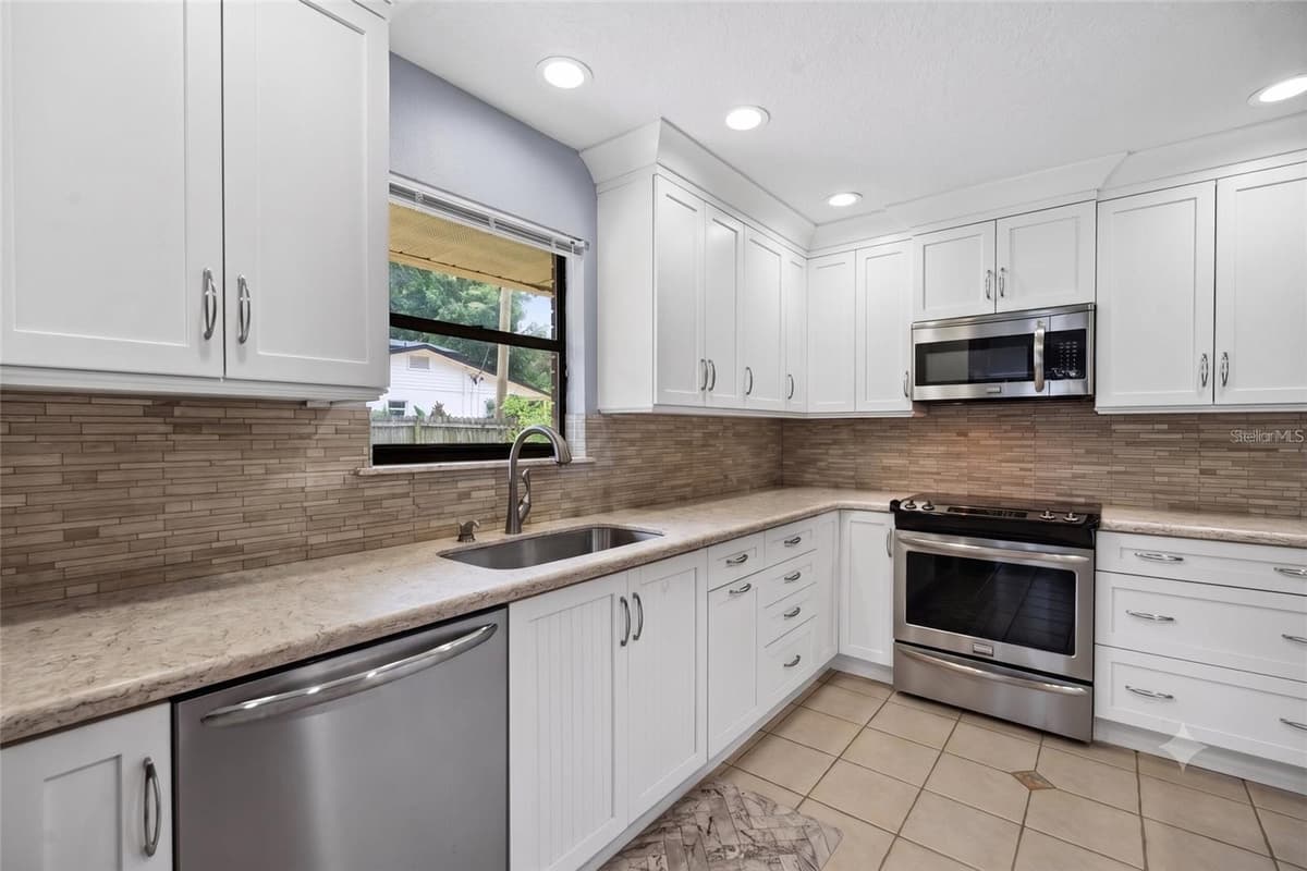 1165 GEORGE ANDERSON STREET — photo 11 of 26