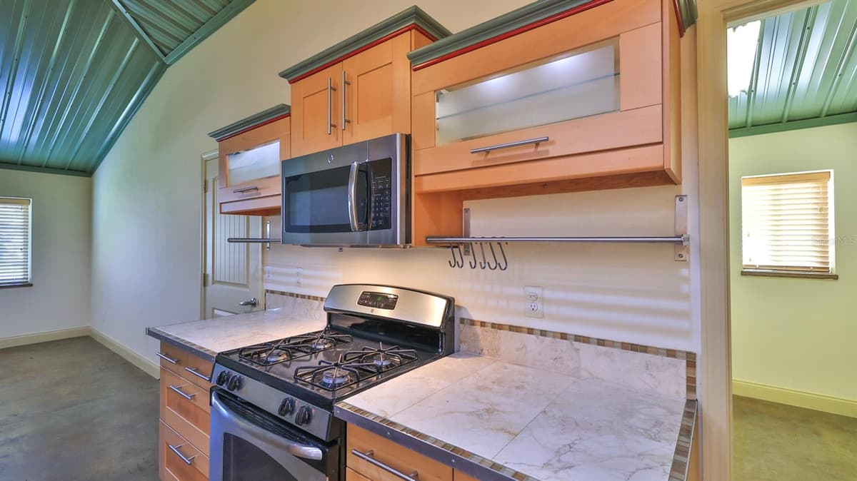 118 SNYDER STREET — photo 11 of 32