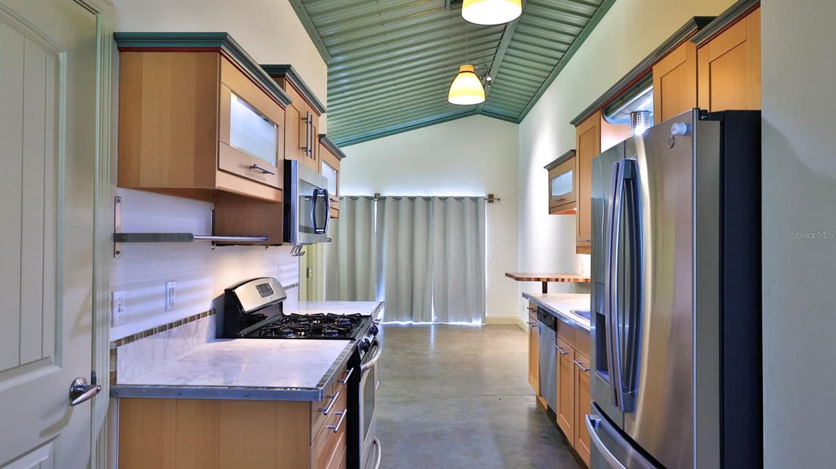 118 SNYDER STREET — photo 7 of 32