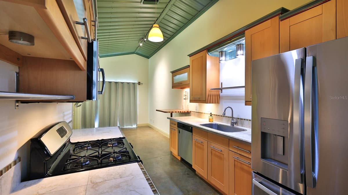 118 SNYDER STREET — photo 8 of 32
