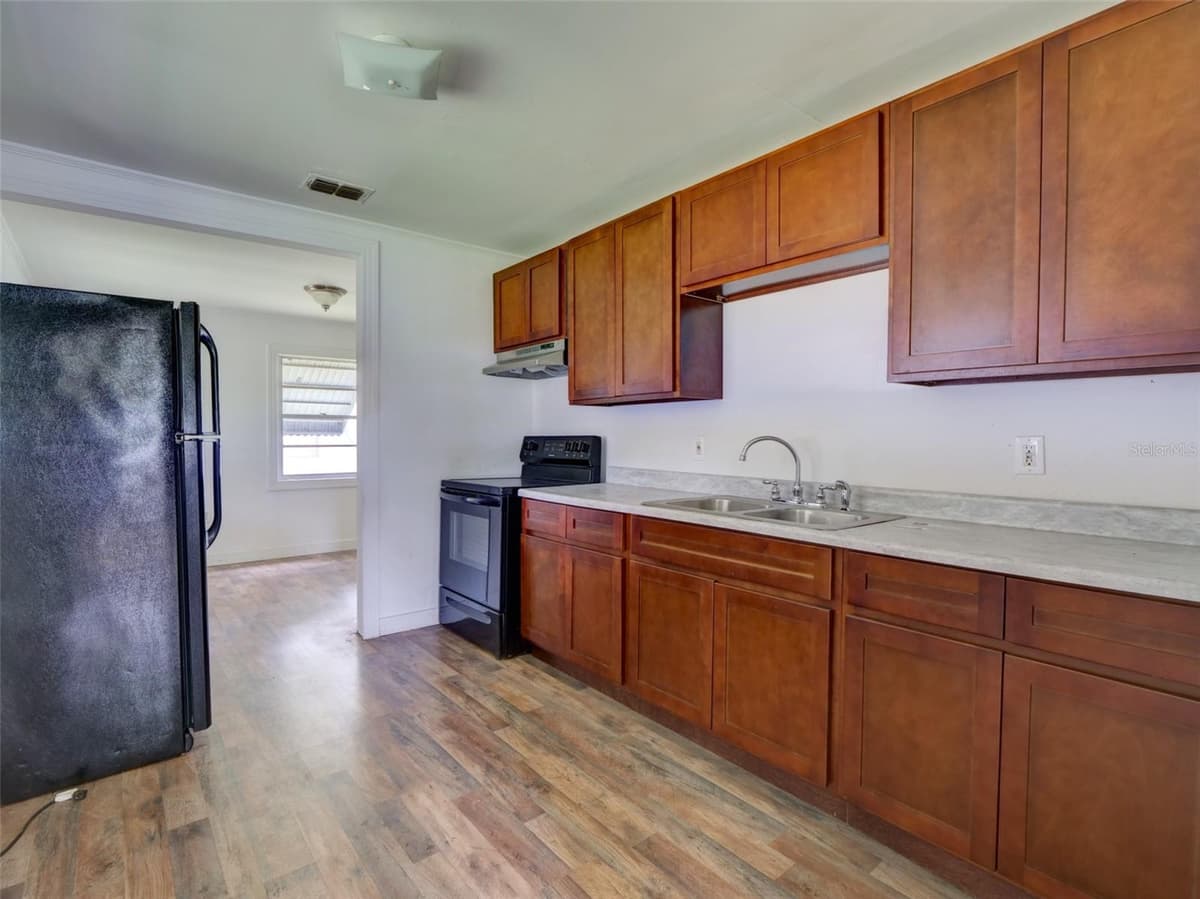 813 NW 5TH STREET — photo 5 of 24