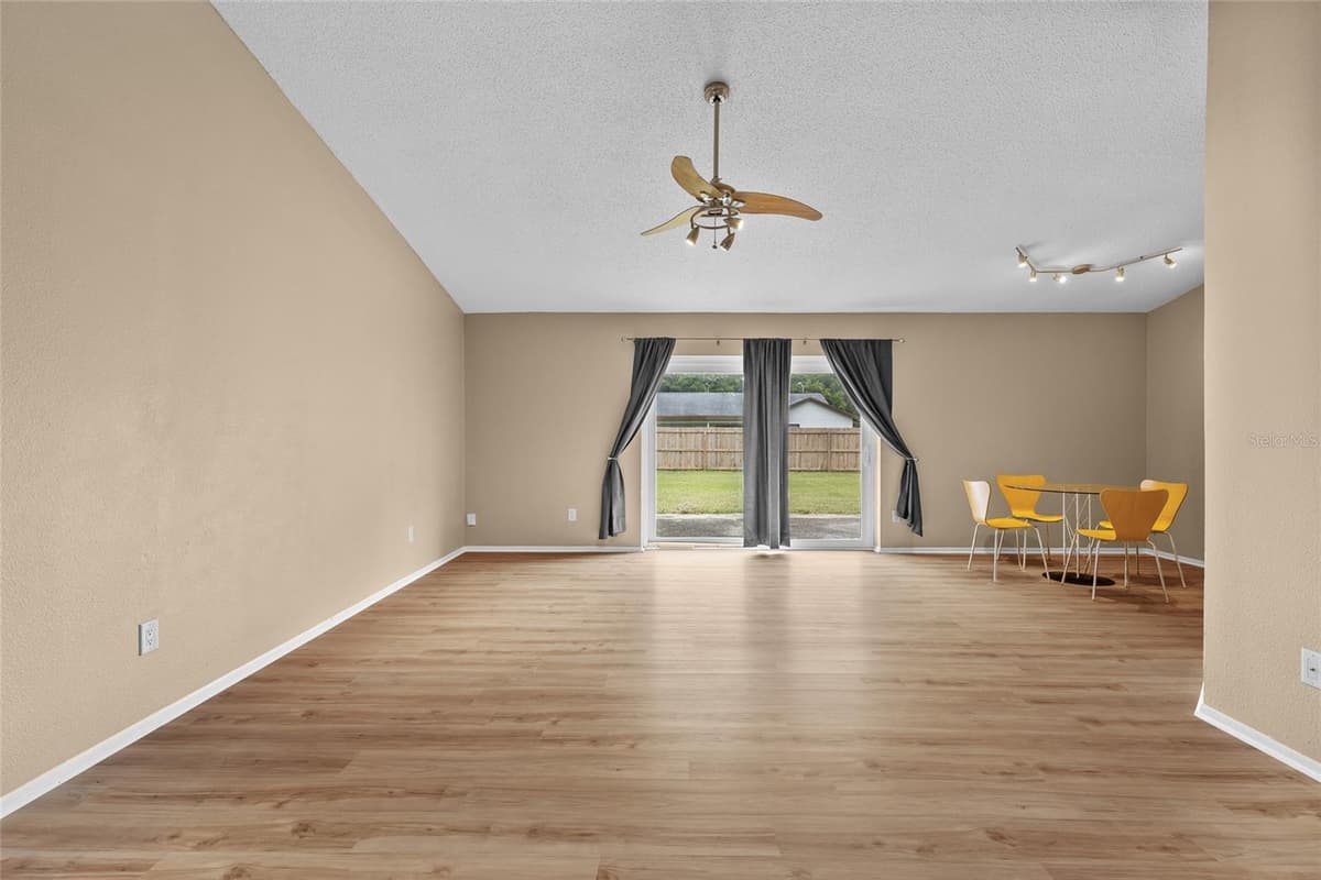 8040 CLOVERGLEN CIRCLE — photo 4 of 24