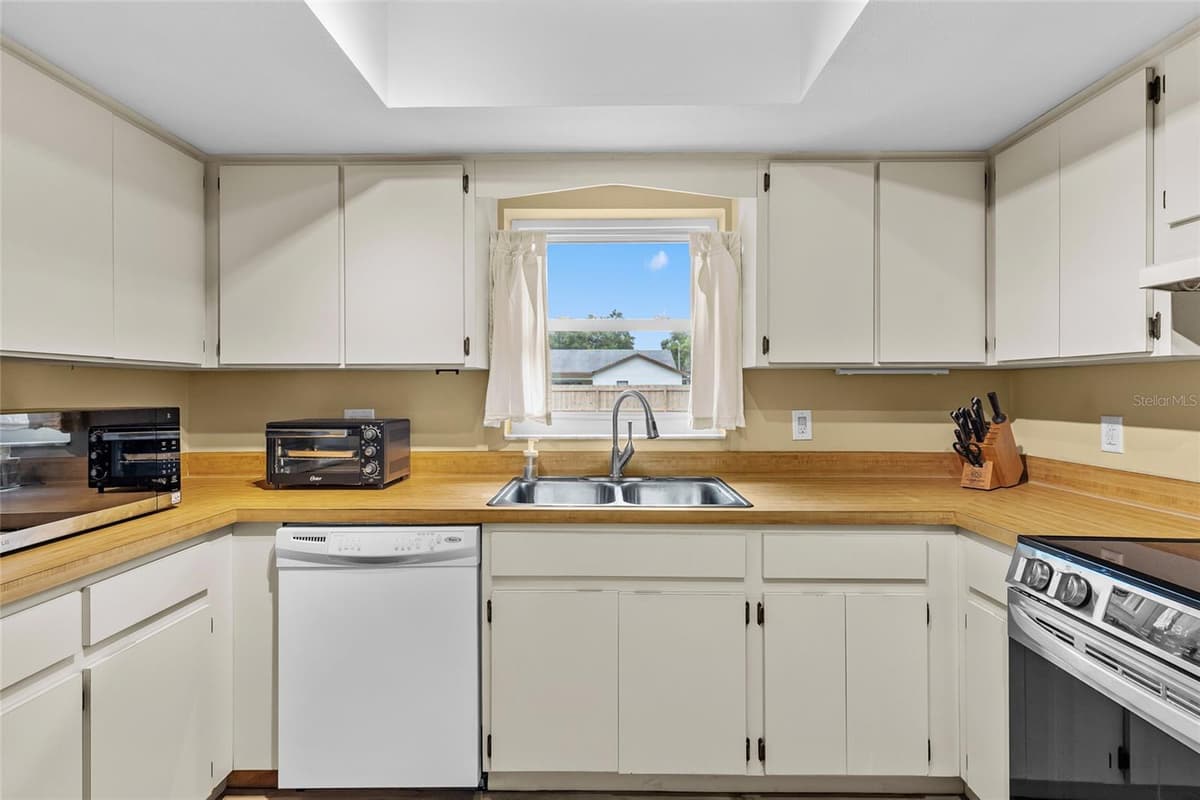 8040 CLOVERGLEN CIRCLE — photo 10 of 24