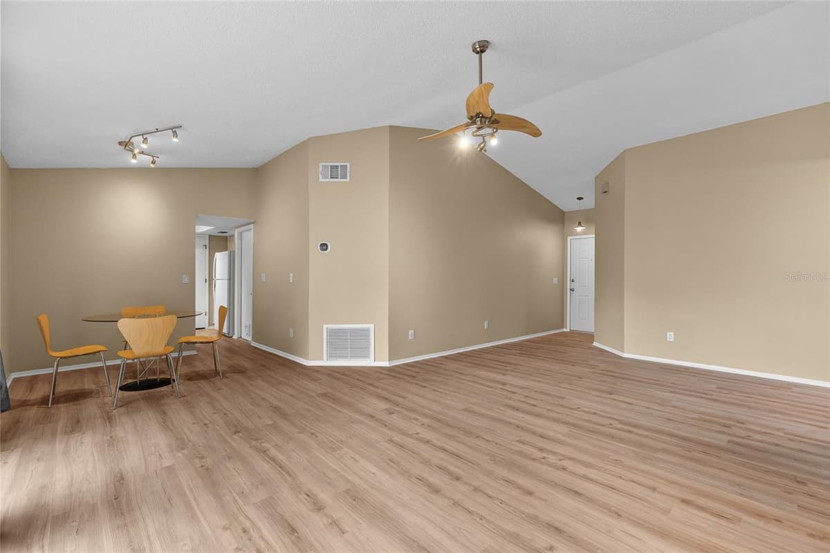 8040 CLOVERGLEN CIRCLE — photo 6 of 24