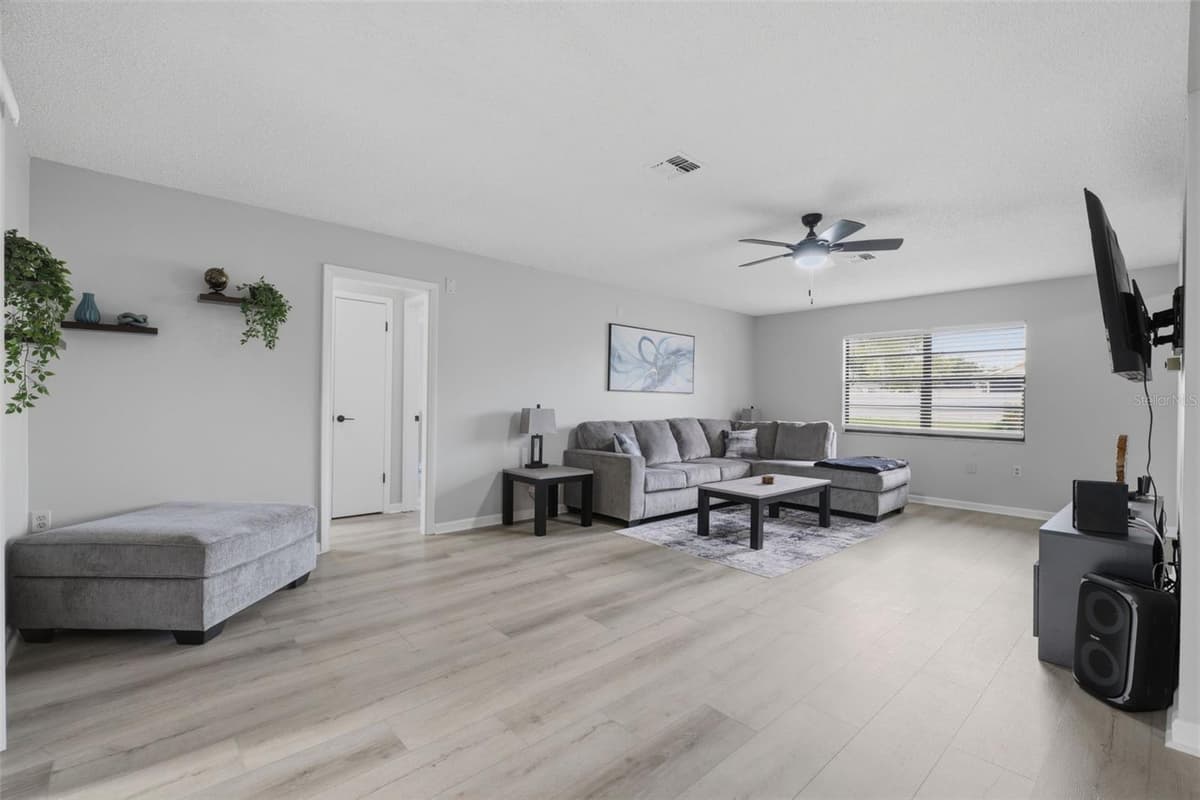 6310 GAINSBORO AVENUE — photo 7 of 25
