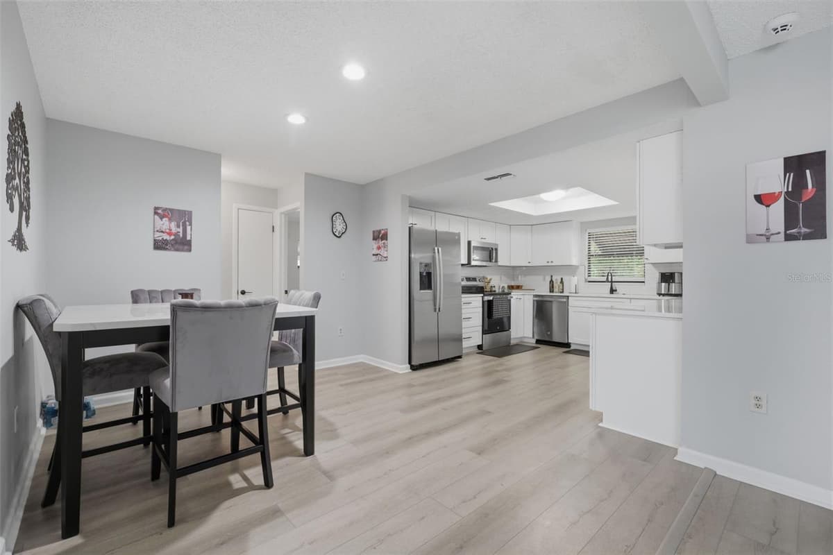 6310 GAINSBORO AVENUE — photo 9 of 25