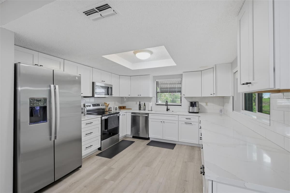 6310 GAINSBORO AVENUE — photo 12 of 25