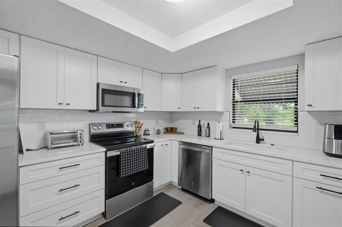 6310 GAINSBORO AVENUE — photo 14 of 25