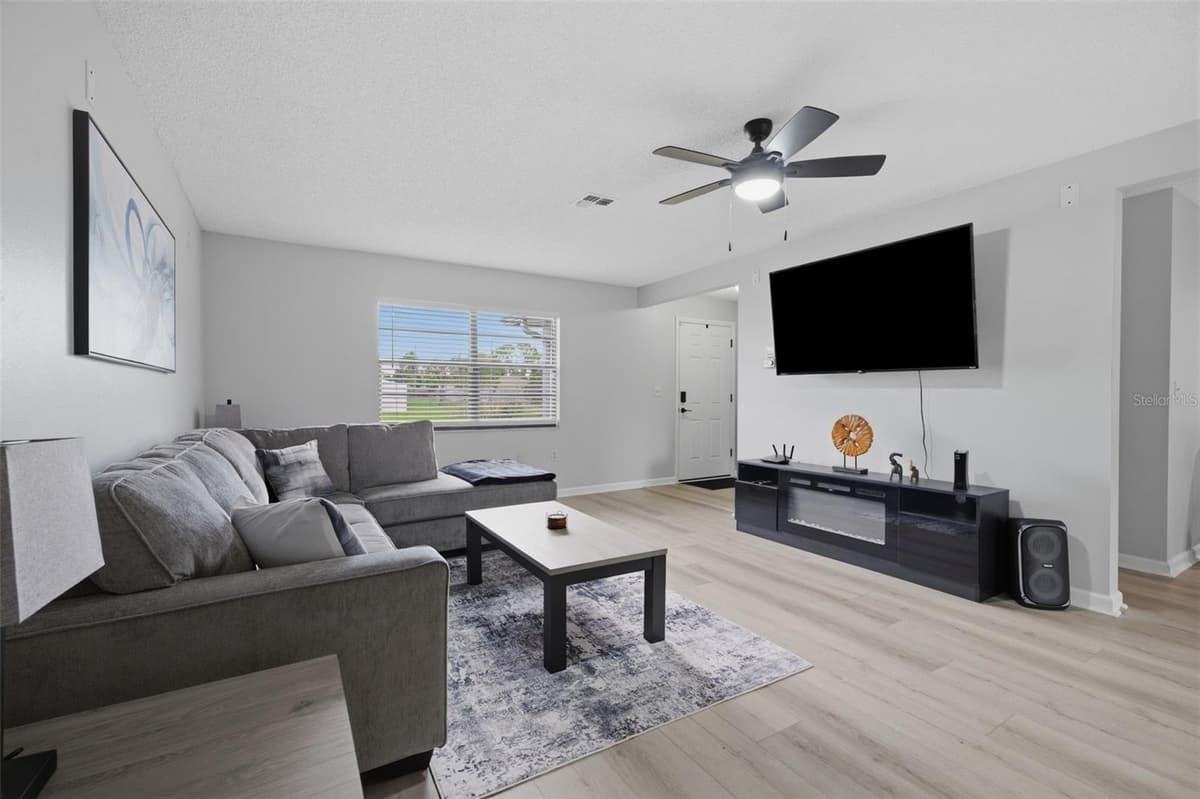 6310 GAINSBORO AVENUE — photo 8 of 25