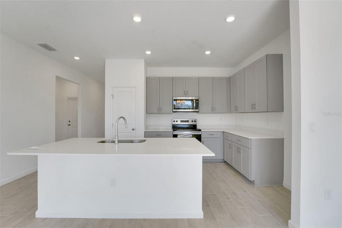 1040 LUKE AVENUE — photo 8 of 31
