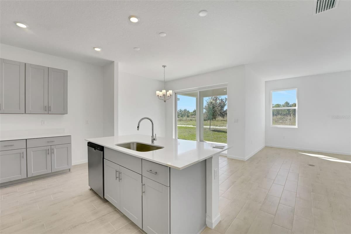 1040 LUKE AVENUE — photo 6 of 31