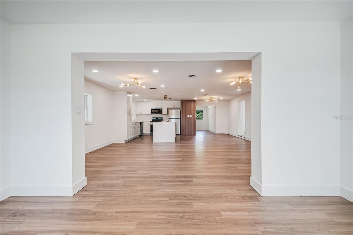 842 DENNIS AVENUE — photo 14 of 77
