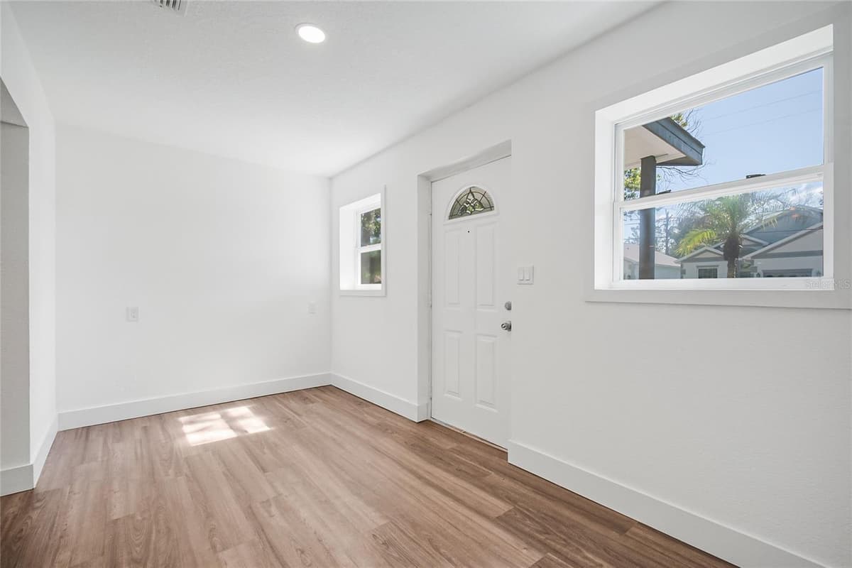 842 DENNIS AVENUE — photo 15 of 77