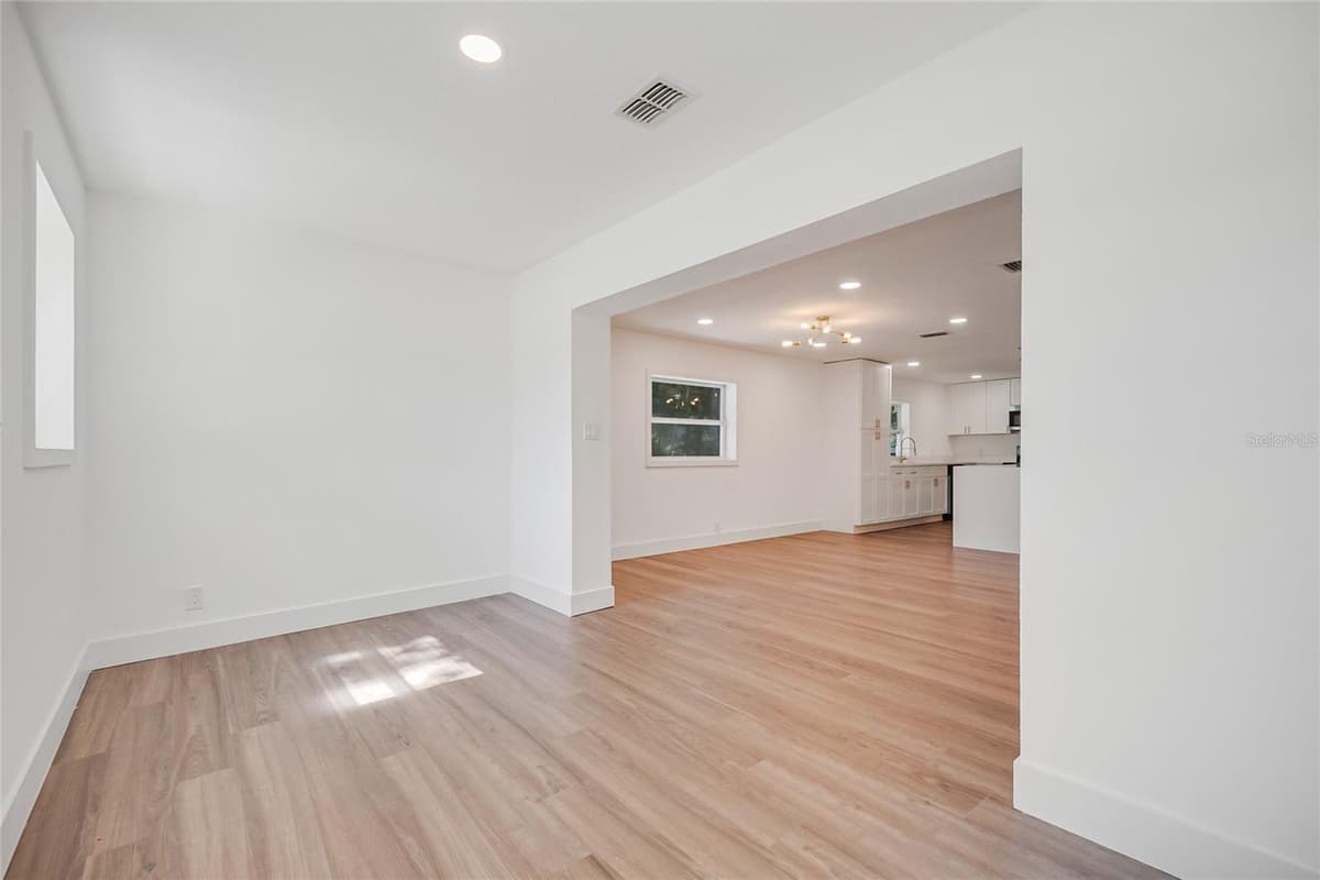 842 DENNIS AVENUE — photo 16 of 77