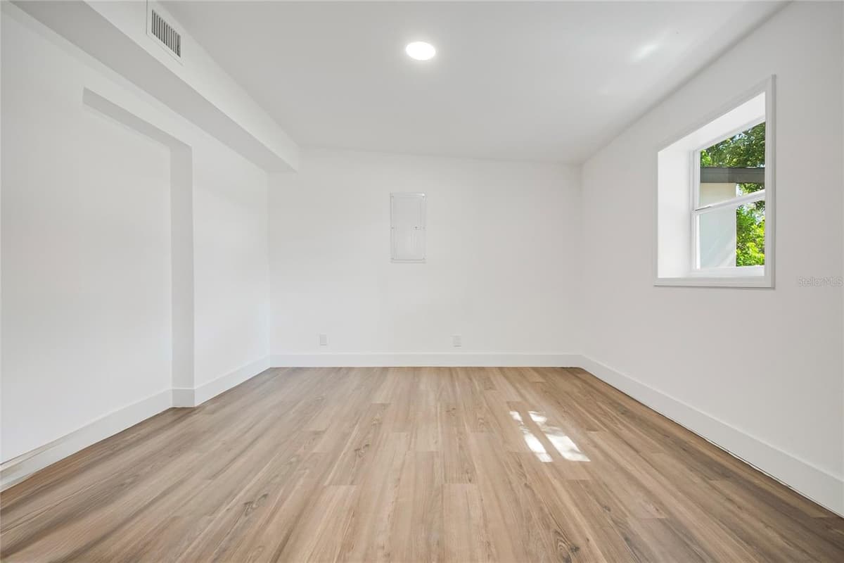 842 DENNIS AVENUE — photo 32 of 77
