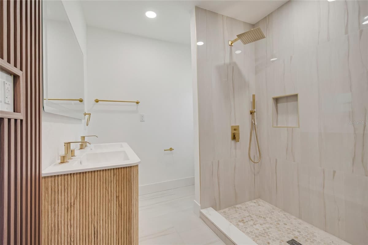 842 DENNIS AVENUE — photo 39 of 77