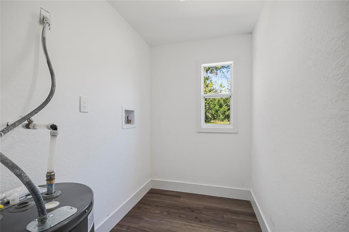842 DENNIS AVENUE — photo 37 of 77