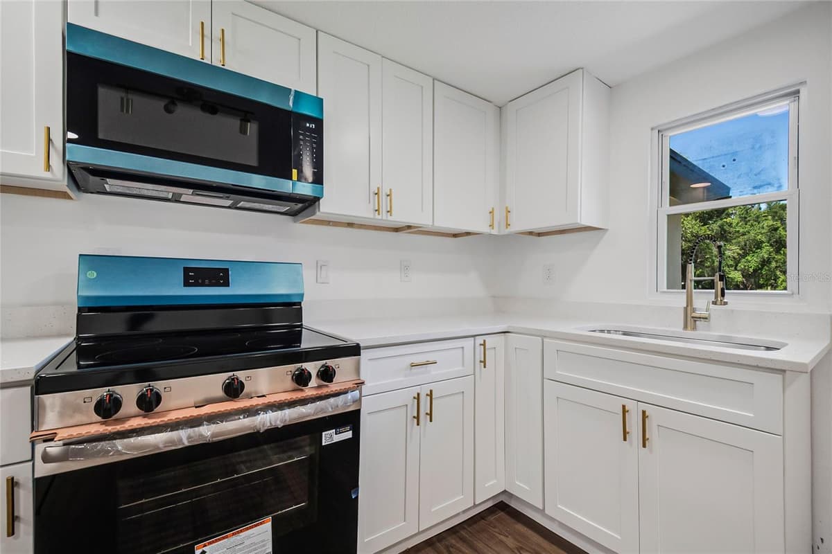 842 DENNIS AVENUE — photo 4 of 77