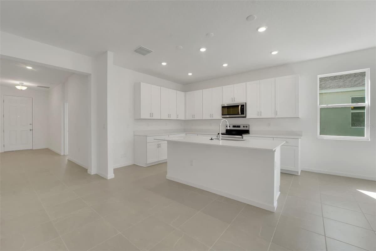 1052 LUKE AVENUE — photo 11 of 33