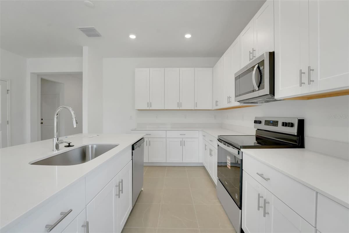 1052 LUKE AVENUE — photo 15 of 33