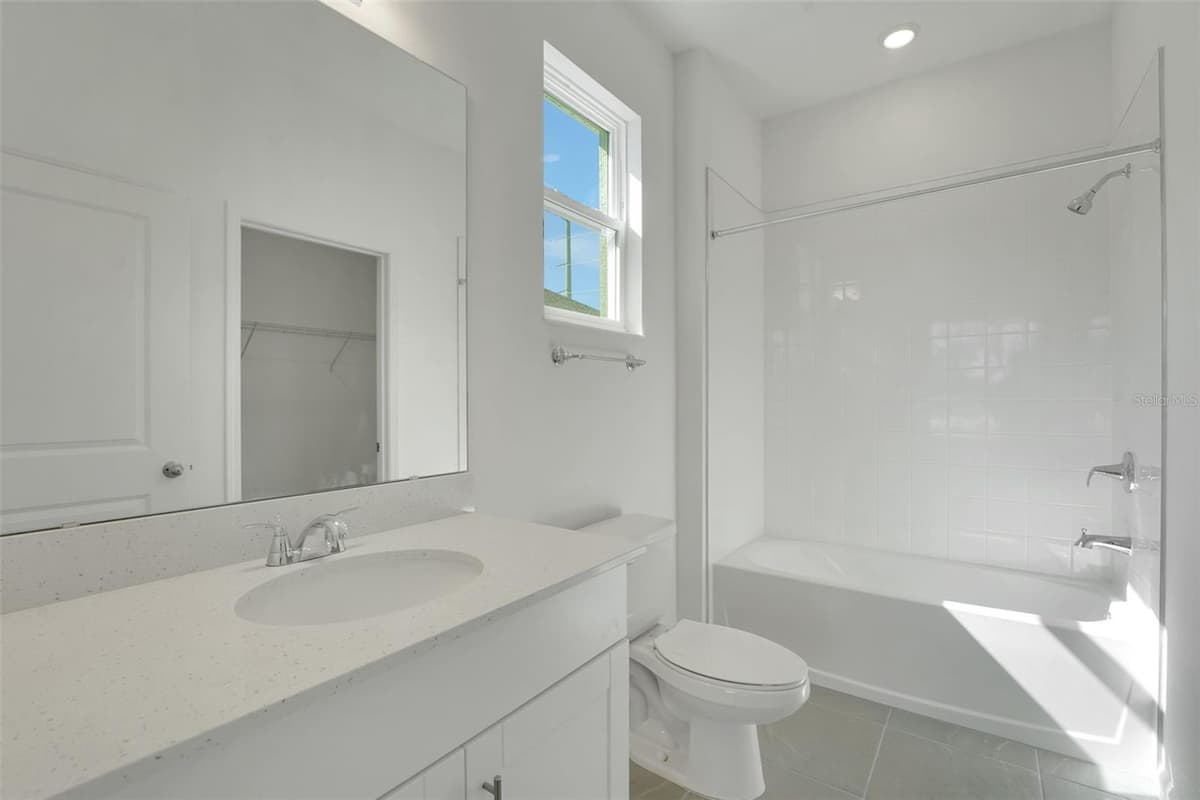 1052 LUKE AVENUE — photo 6 of 33