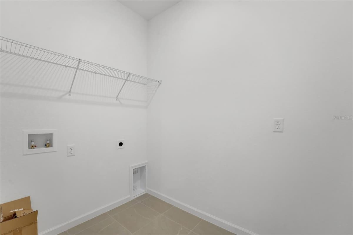 1052 LUKE AVENUE — photo 10 of 33