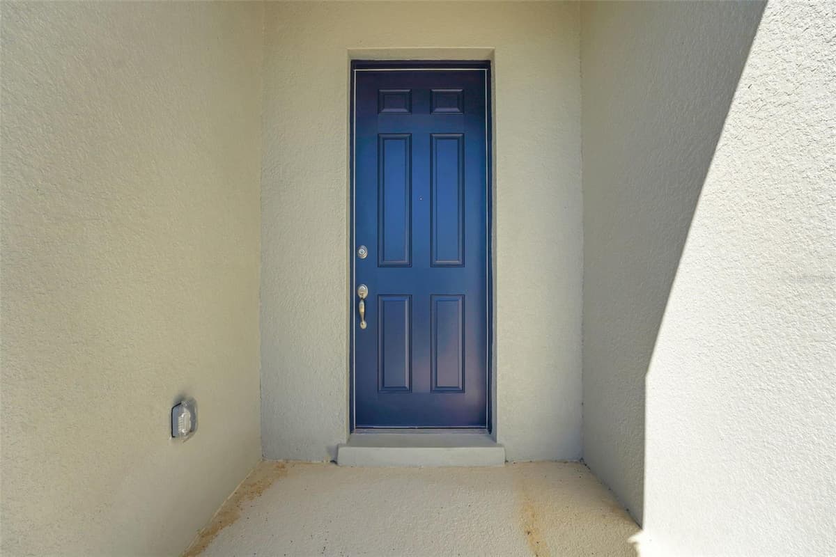 1052 LUKE AVENUE — photo 2 of 33